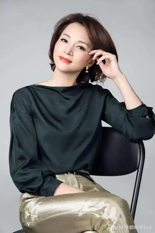 董卿的知性美从何而来?摈弃繁杂选择简洁,安静的书卷气刚刚好