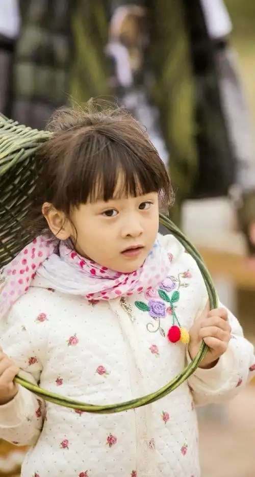 可爱萝莉田雨橙高清手机壁纸