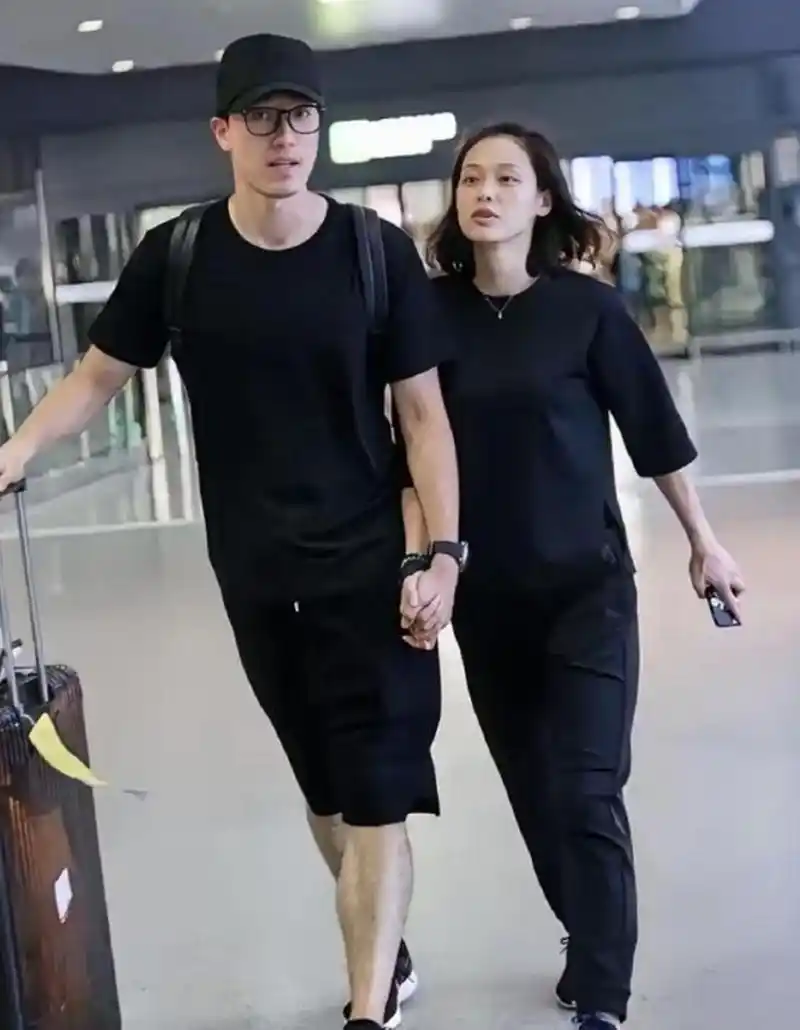 刘翔和妻子吴莎,吴莎曾是亚洲撑杆跳冠军.