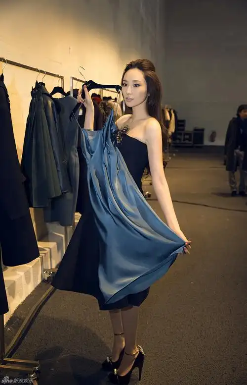 组图:吴佩慈受邀试穿时尚大牌 笑容甜美_高清图集_新浪网