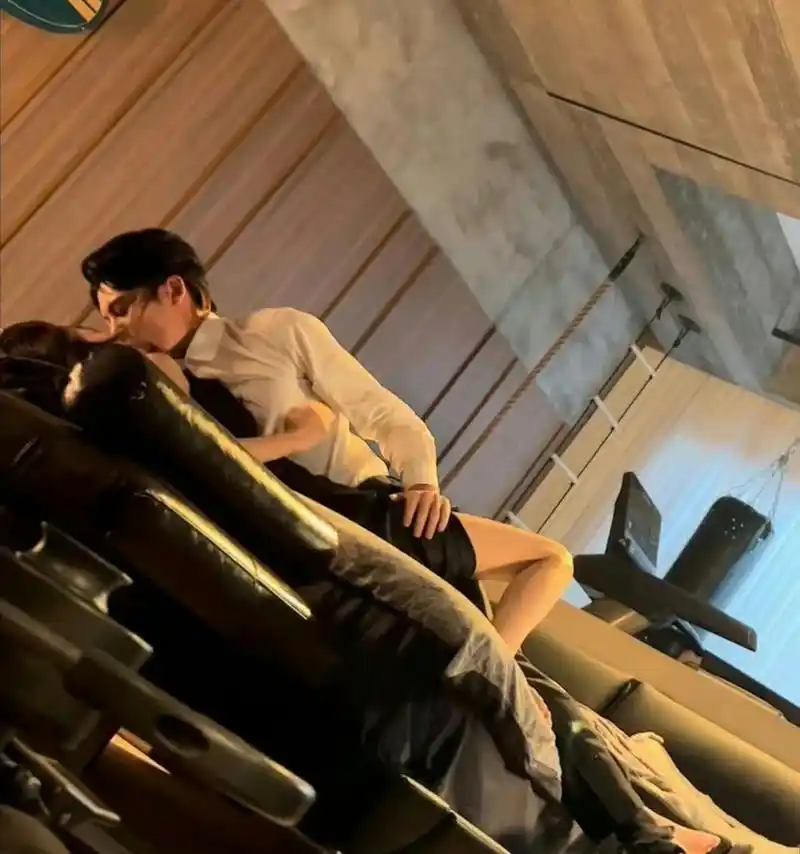 白鹿,王鹤棣《以爱为营》床上吻戏图,这也太甜了吧?