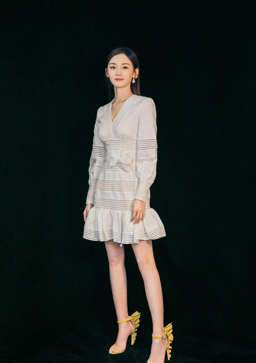 苗苗生娃后身材变得更"饱满",一袭粉色连衣裙亮相,露背太吸睛