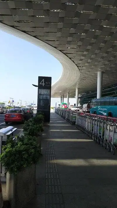 宝安机场国际出发入口因为机场内已经全面禁烟所以磨蹭才进去check in