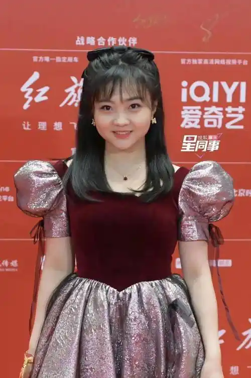 24岁的林妙可,宫廷风拖地大裙摆的造型,穿出不属于她这个年龄的成熟