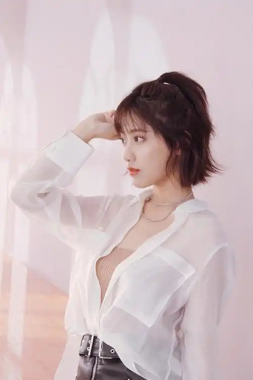 简介:李艺彤复古红裙性感写真图片,分享一组李艺彤图片给大家,图中的