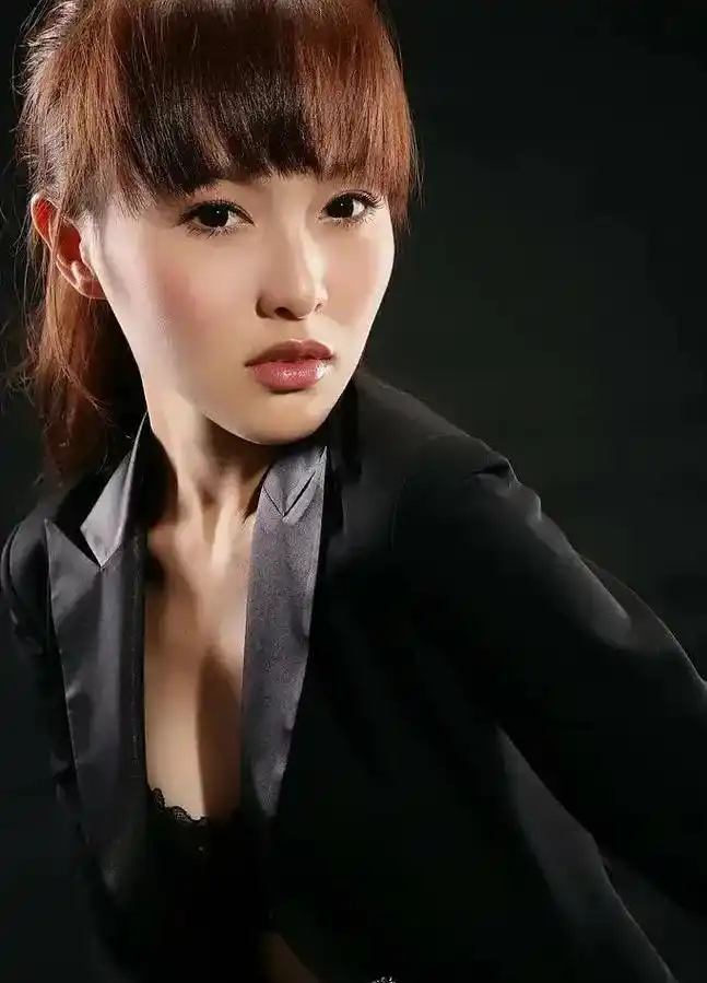 唐嫣:从港圈到内地,演技蜕变与市场逆袭的深度解析 唐嫣,一位在娱乐圈