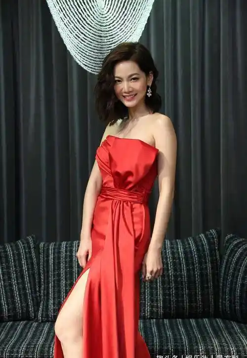 演员曾之乔:长发披肩楚楚动人,时尚万种