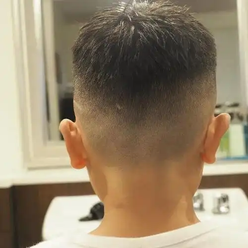 小男孩发型多样化,从简约的小寸头到时尚烫染发型,再到可爱的飞机头和