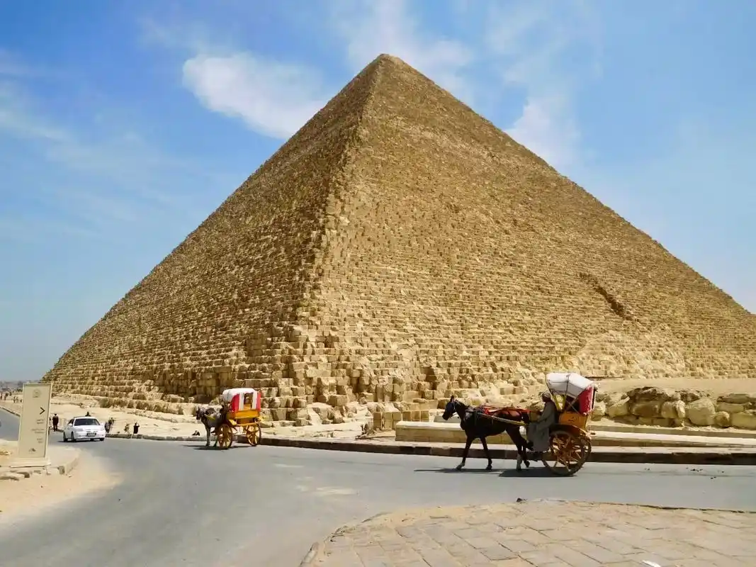 埃及共发现金字塔110座,最大的是开罗郊区吉萨的胡夫金字塔( - 抖音