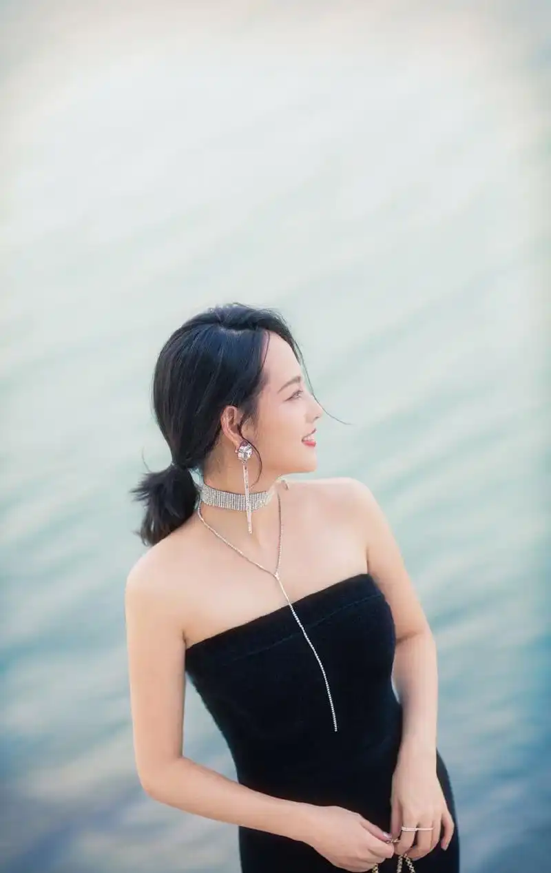 张嘉倪性感妩媚海边写真图片