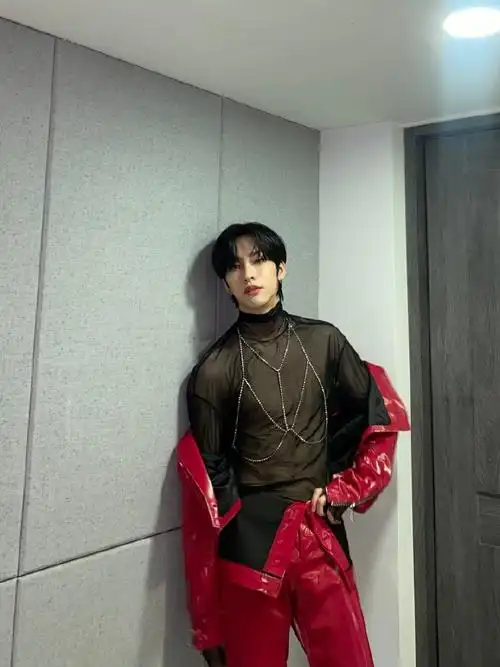 onlyoneof超话95#暗淡蓝点onlyoneof#220130 成员推|nine#郑煜缜