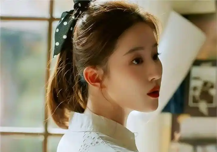 刘亦菲新剧证件照曝光,自信阳光的美引发期待_故事_玫瑰_网友