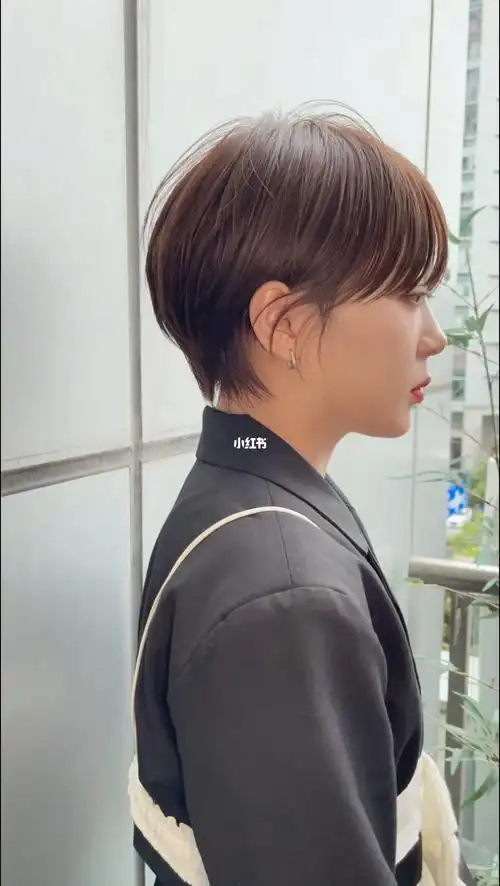 圆脸小脸型女生的天花板短发