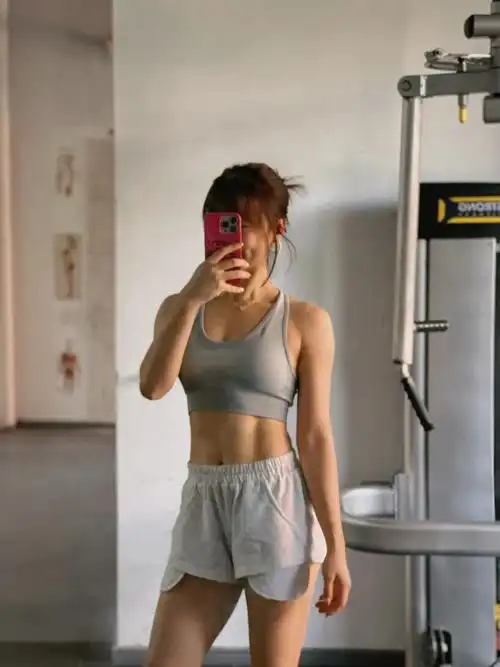 千万不要放弃 你所追求的东西#撸铁女孩 #运动女孩 #健身女 - 抖音