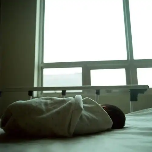 婴儿,儿童,一个人,躺,方图,室内,白天,侧面,纯洁,窗户,床,卧室,印度尼