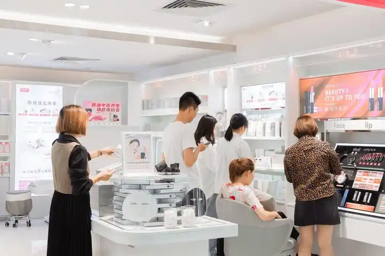 肌后美肌共享体验店为此改变传统实体美妆,美容的经营模式,单一销售为