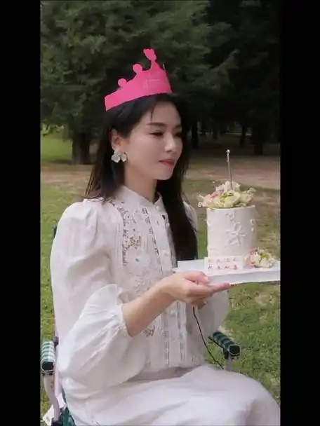 刘涛生日连发30张照片,露腰长裙尽显腰臀比