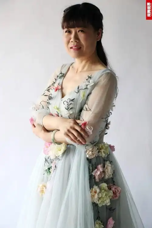 油田女工化了妆也可以这么美 43岁冻龄妈妈写真照美翻了