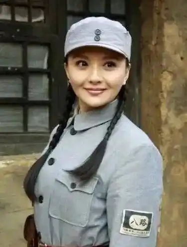 常年只能穿一件军装,衣服破了打个补丁还能继续穿,当然女兵也不例外