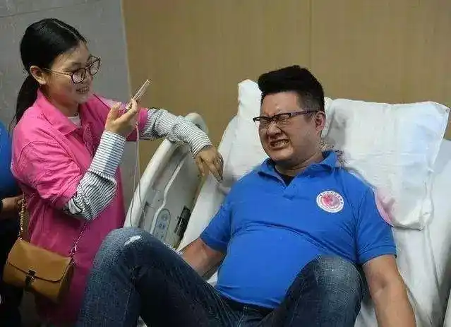 生孩子到底有多痛?男士体验分娩,疼出表情包!