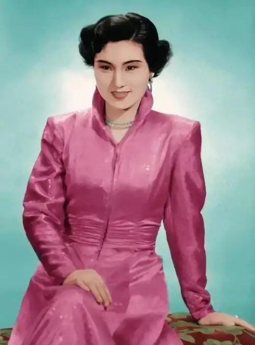 王文娟把白发烫成大卷好精神,搭配一身湖蓝刺绣马褂,淑雅又仙气