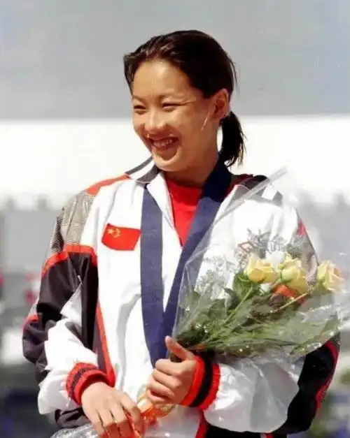 伏明霞:嫁大26岁富商,婚后连生三胎,如今她才45岁,丈夫已71岁