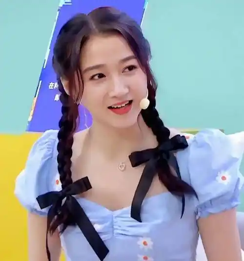 关晓彤夏日双麻花辫出镜,蓝色短裙甜美可爱,笑起来太像小时候了_宠物_