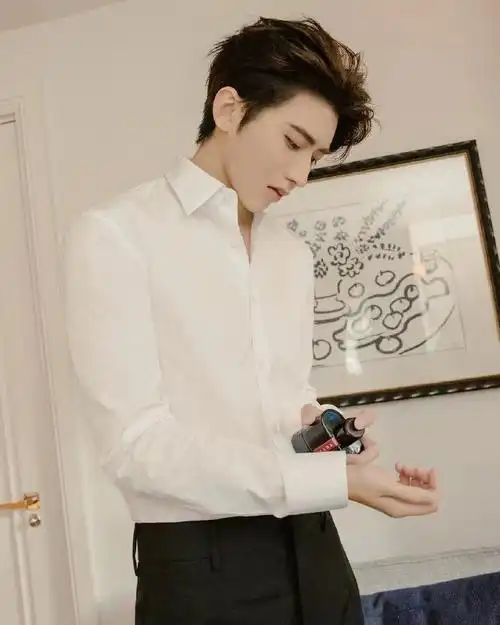 蔡徐坤白衬衫侧颜##蔡徐坤白衬衫试香照