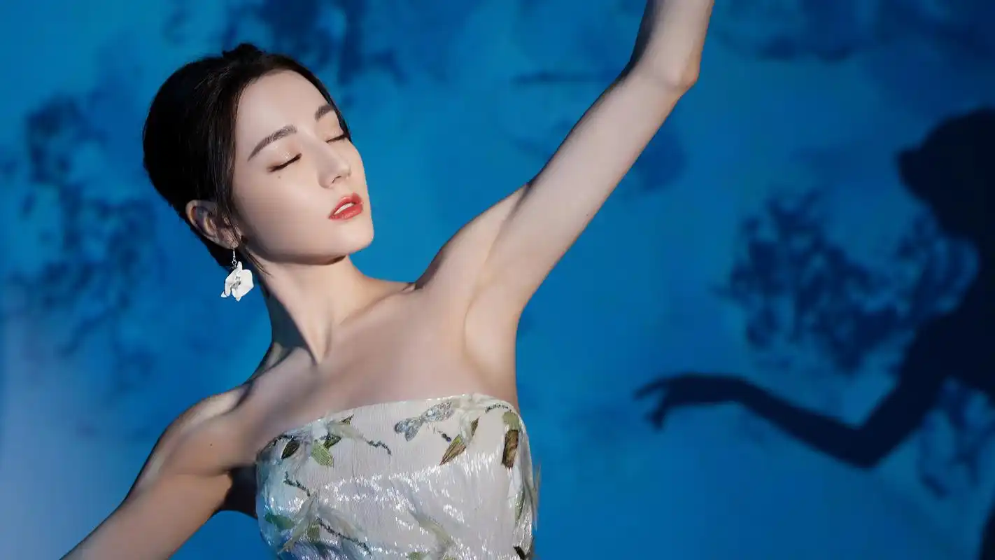 美女迪丽热巴写真桌面壁纸_迪丽热巴电脑壁纸高清_三千图片网