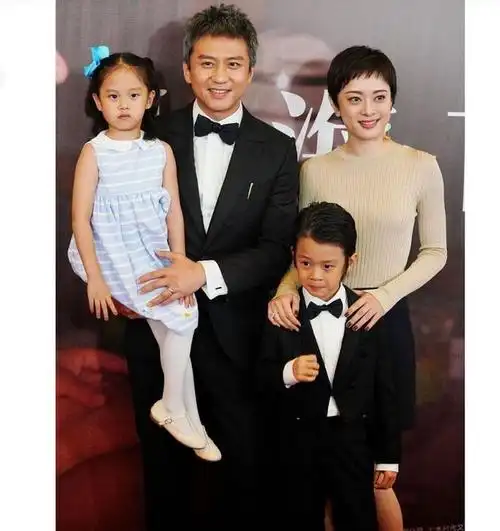 邓超太有福气了,女儿漂亮儿子帅气妻子成熟美丽,真是人生赢家!