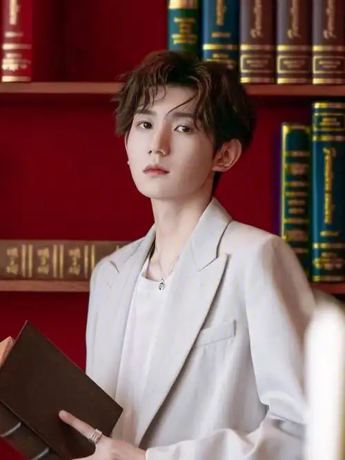 王源穿着米灰色西服套装