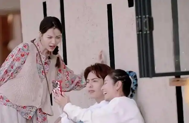 林心如晒小海豚照片被夸眼睛好大妈妈搞笑担心女儿翻不了白眼