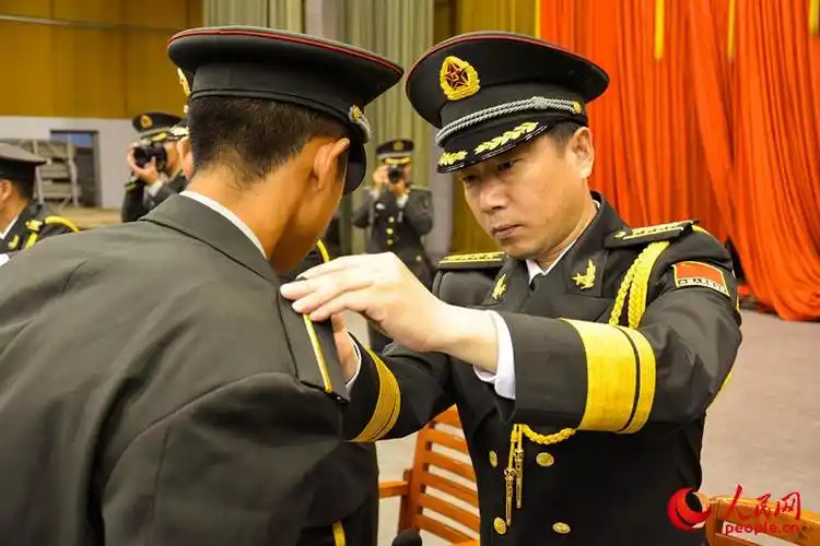首长为新学员佩戴军衔