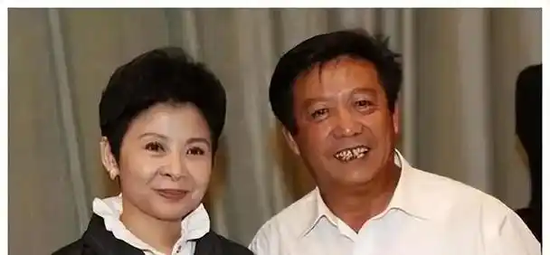 夫妻情深董文华和赖昌星的绯闻沸沸扬扬老公始终不离不弃