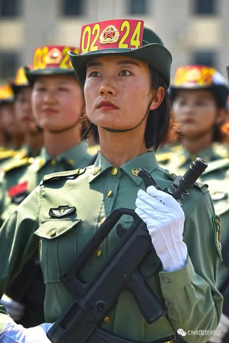 尹威华摄夕阳下受阅女兵军姿挺拔,步伐铿锵.