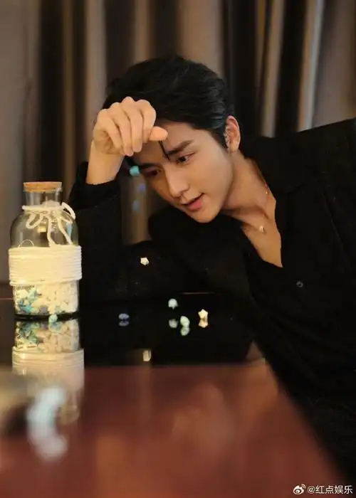 张新成细闪黑西装##张新成镜子侧颜