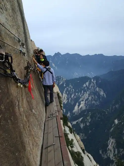 另一处是长空栈道,位于南天门外,栈道依悬崖开凿,是华山著名险道之首