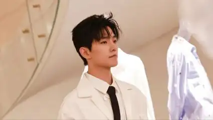 现场:杨洋造型清爽头身比超绝 歌手和马白色风衣挺拔帅气