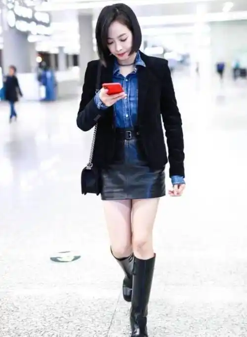 "衬衫 皮裙"才是2021最洋气的穿搭,轻松提升气质!_时尚_显得_服装