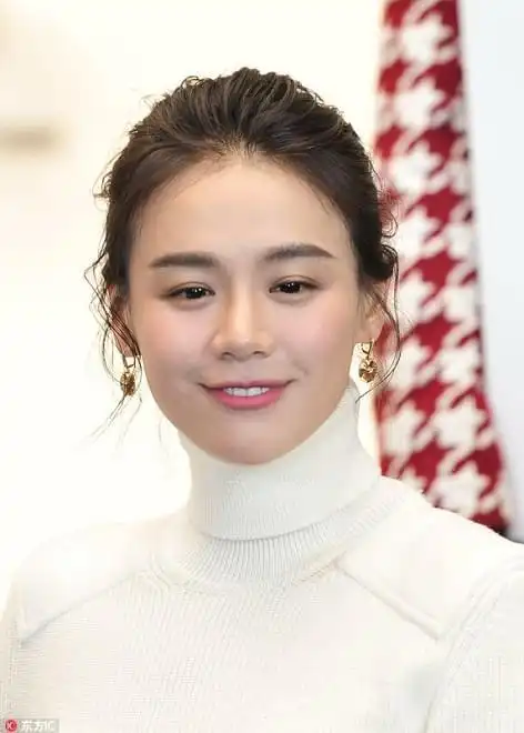 马思纯示范眉妆如何画出天然野生感