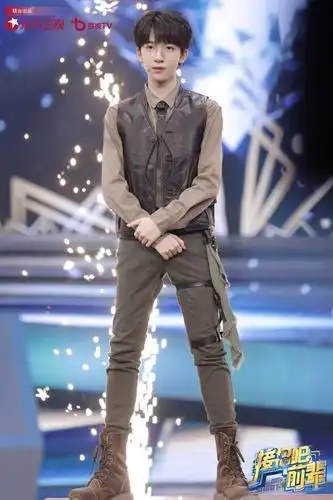 我睡了,但是没睡着,爬起来看物料里贺峻霖的腿