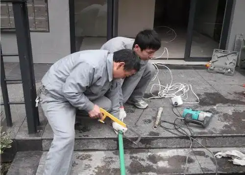 水管漏水怎样补? 30年水电师傅教你一招, 分分钟修复, 滴水不漏!