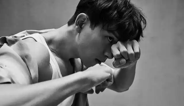 小美满龚俊晒腹肌照10位隐藏版的肌肉男神任嘉伦手臂惊人