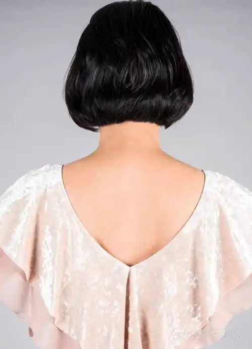 一个闪亮的黑色短发女人的背部视图