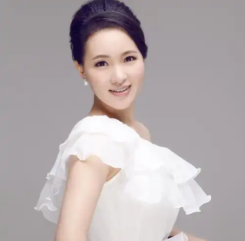 「百年百首红歌」歌唱家雷佳演绎《旗帜》,表达心中满满的敬意!