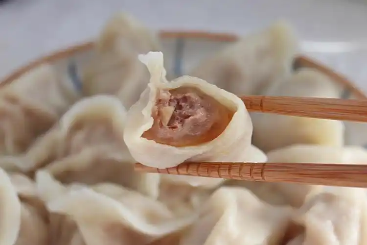 超好吃的牛肉水饺咬一口满满的汤汁哟教你我家的馅料配方