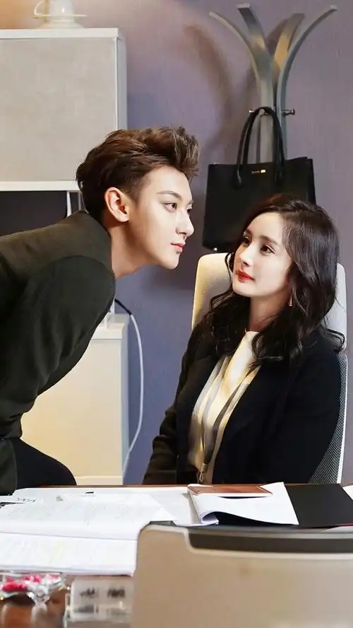 谈判官黄子韬杨幂美图分享虽是姐弟恋但感觉好般配