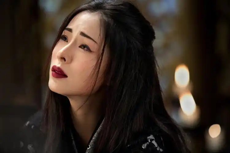 演员江一燕在电影《三少爷的剑》中的造型曝光,剧照中的人物通过妆容