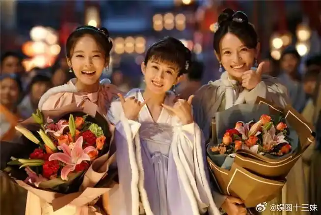 朱一龙和赵丽颖的合照真的好青涩呀,两人一同出演了《知否》,带给了