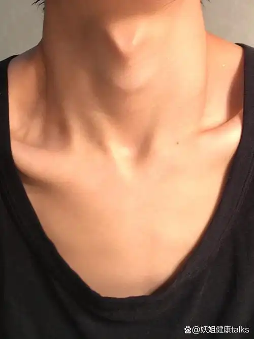 男生的喉结和锁骨    回到家就是大胃王